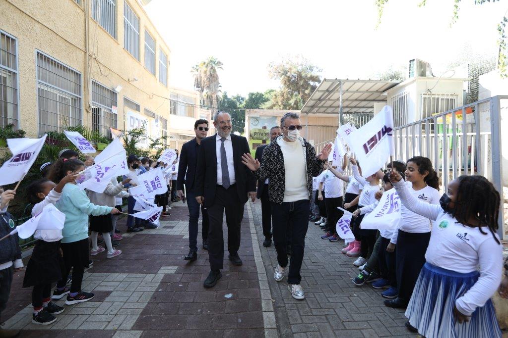 Protecting the Environment: Watergen Device in Shuvu Petach Tikva Dedicated by Donors Watergen and President Dr. Michael Mirilashvili