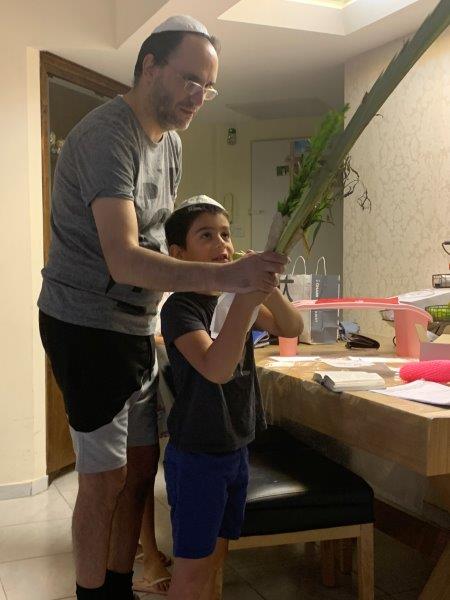Thousands of Sets of Daled Minim Distributed to Shuvu Families!